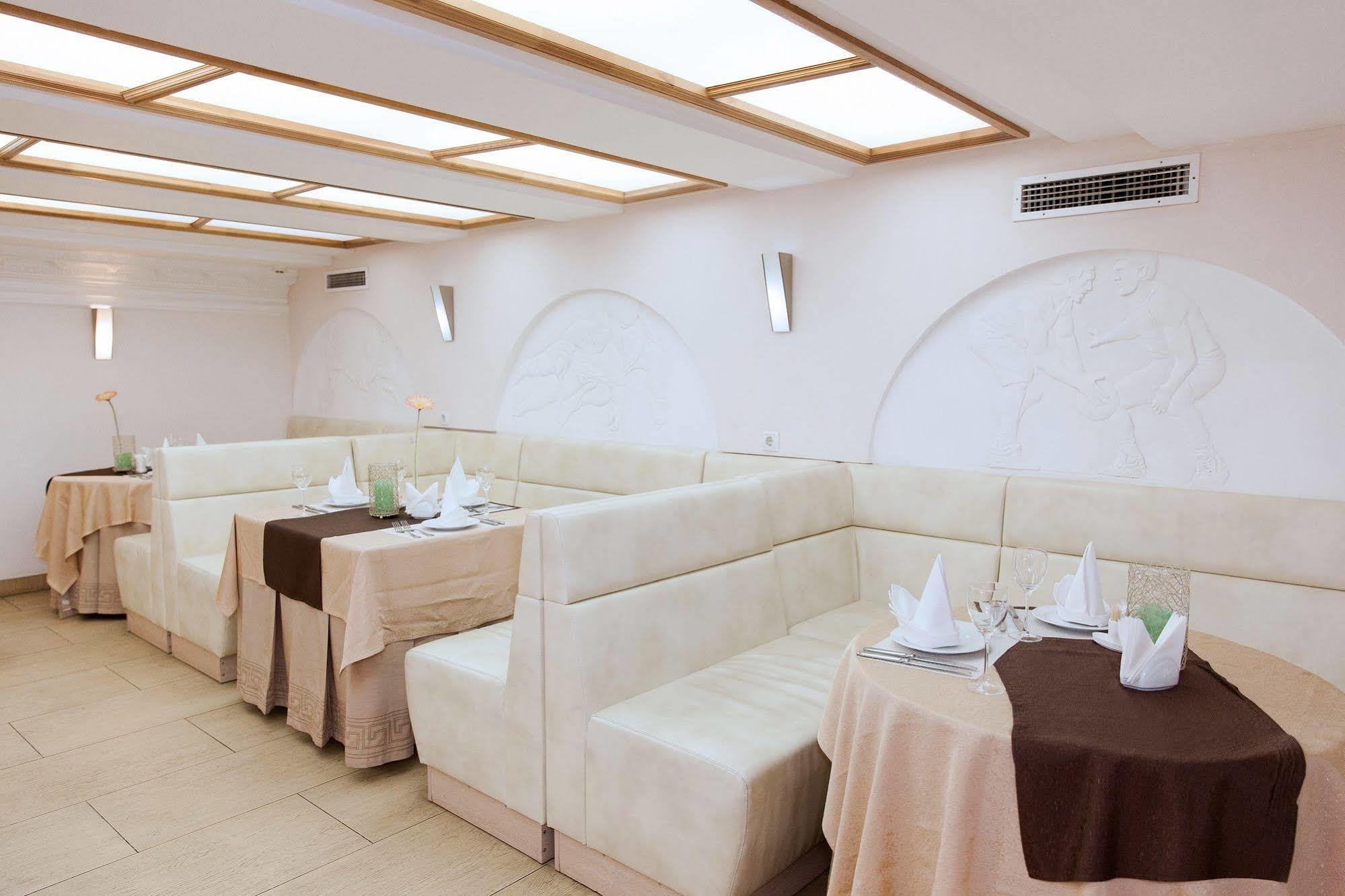 U Fontana Hotel Минск Екстериор снимка